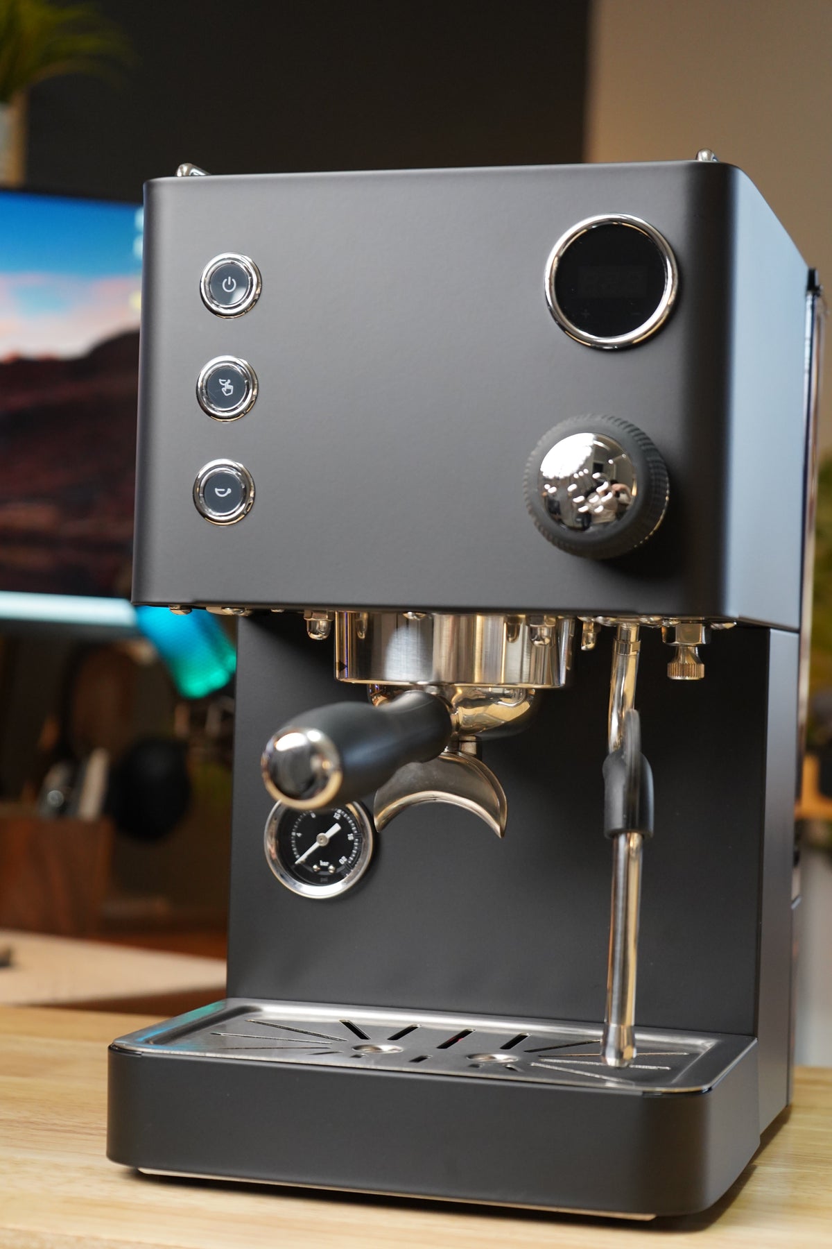 Turin Legato V2 in black, front view, from Inheritance Coffee in Pensacola, FL for home brewers and cafes